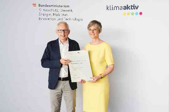 Im Bild: Gilbert Ludwiger (Technischer Leiter, Prokurist) mit Bettina Bergauer (BMK)