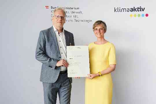 Im Bild: Gerhard Bartak (Abteilungsleiter Energie und Abfallwirtschaft) mit Bettina Bergauer (BMK)