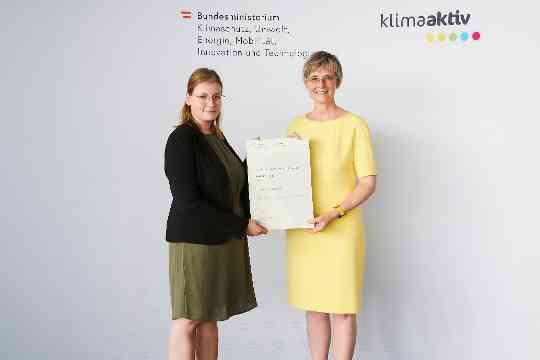 Im Bild: Elisabeth Schletz (Process, Quality & Sustainability Coordinator) mit Bettina Bergauer (BMK)