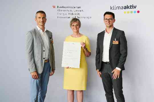 Im Bild: Thomas Gittler (Leiter Integrierte Managementsysteme), Mirsad Muric (Prokurist, Technology & Lean Management) mit Bettina Bergauer (BMK)