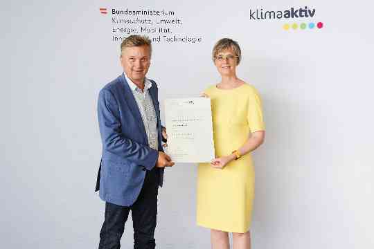 Im Bild: Robert Pichler (Geschäftsführer) mit Bettina Bergauer (BMK)