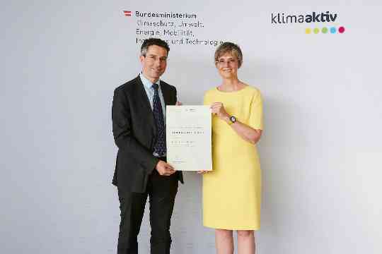 Im Bild: Gerhard Kerschbaumer (Geschäftsführer) mit Bettina Bergauer (BMK)