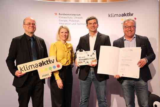 Armin Schablitzky (Direktor) gemeinsam mit LH-Stv. Heinrich Schellhorn, Robert Thaler (BMK) und Postbus-Vorständin Silvia Kaupa-Götzl