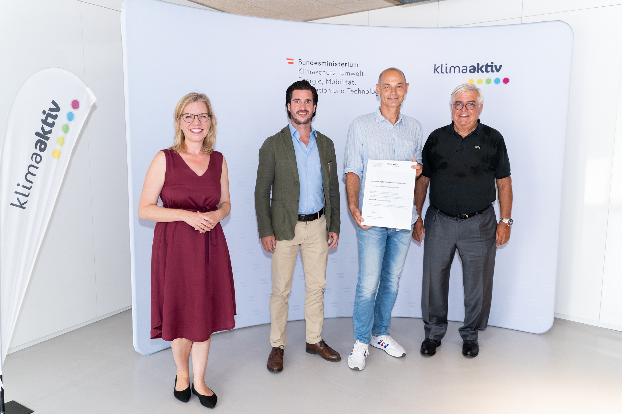 Im Bild: Klimaschutzministerin Leonore Gewessler, Michael Lintner (Immobilienmanagement Caritas), Gerhard und Michael Fleissner (Fleissner & Partner).