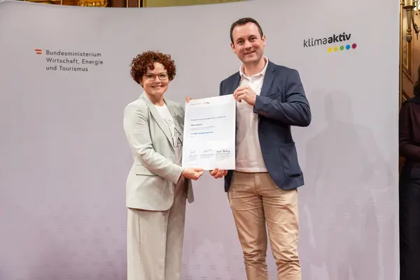 Menschen auf einer Bühne bei einer Veranstaltung