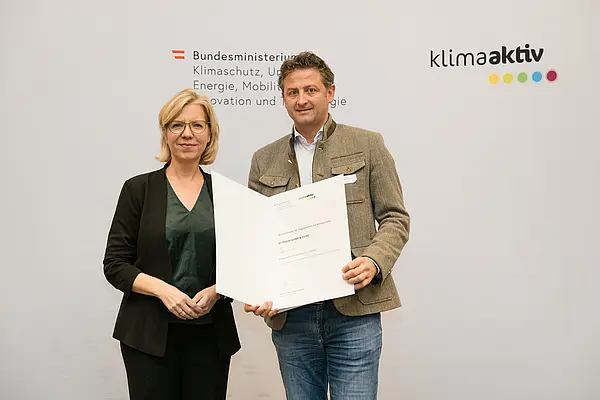 Auszeichnung von klimaaktiv Vorzeigebetrieb G7 Projekt GmbH & Co KG durch Klimaschutzministerin Leonore Gewessler (BMK). Im Bild: Gerald Rauter (Geschäftsführer) (rechts) mit Klimaschutzministerin Leonore Gewessler (BMK) (links)