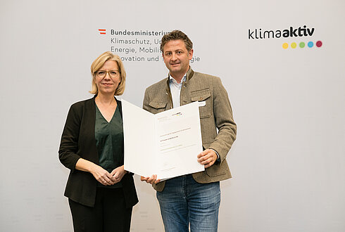 Auszeichnung von klimaaktiv Vorzeigebetrieb G7 Projekt GmbH & Co KG durch Klimaschutzministerin Leonore Gewessler (BMK). Im Bild: Gerald Rauter (Geschäftsführer) (rechts) mit Klimaschutzministerin Leonore Gewessler (BMK) (links)