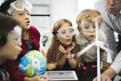 Kinder experimentieren in der Schule mit einem kleinen Windrad