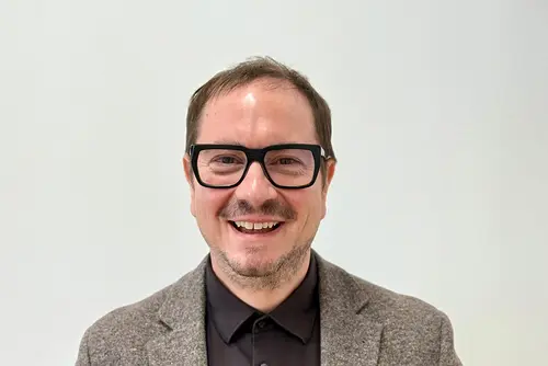 Das Bild zeigt ein Porträt von Armin Rogl, Social-Media-Experte und CEO der Agentur MediaBrothers & Sisters