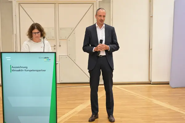 Im Bild: Barbara Alexander Bittner, Sektionschef Jürgen Schneider