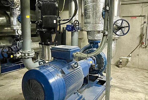 Industriepumpe im Biomasse Heizkraftwerk der Hall AG
