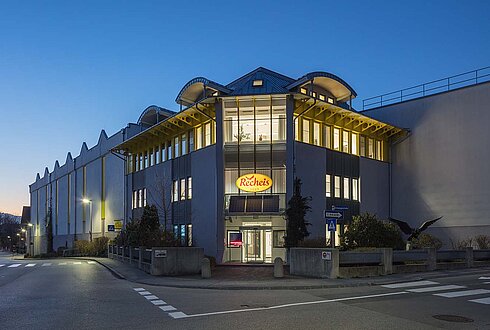 Außenansicht auf das neue Beleuchtungssystem des Betriebsgebäudes