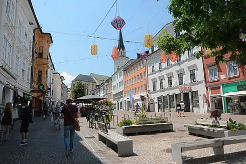 Sitzgelegenheiten, Beschattung durch Baum und Radabstellanlagen in der Fußgängerzone am Hauptplatz Villach