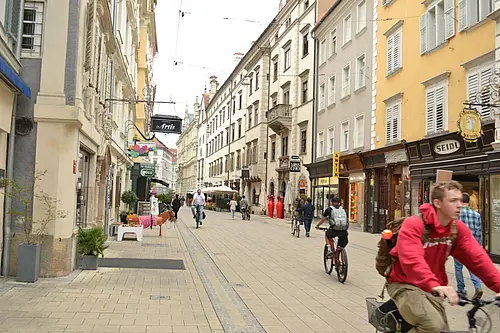 verkehrsberuhigte Straße in Graz - einige Radfahrer und Gehende zu sehen