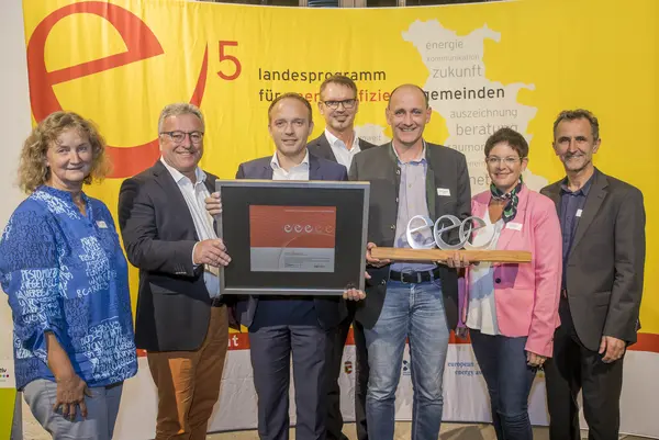 im Bild: Gemeinde Hallwang: Christine Schnell, Heinrich Schellhorn, Bgm. Johannes Ebner, Gerhard Langegger, Thomas Renezeder, Bettina Hauser, Helmut Strasser