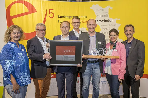 im Bild: Gemeinde Hallwang: Christine Schnell, Heinrich Schellhorn, Bgm. Johannes Ebner, Gerhard Langegger, Thomas Renezeder, Bettina Hauser, Helmut Strasser