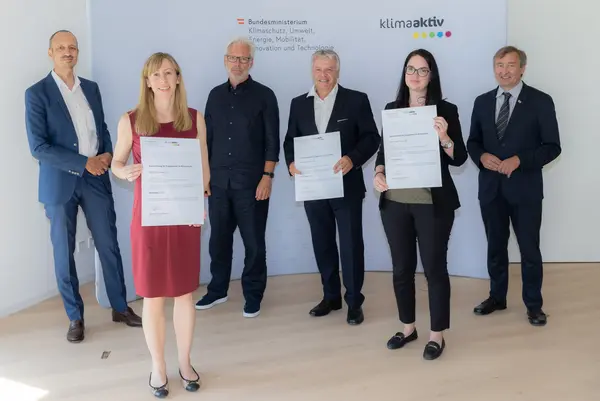 klimaaktiv Gold Auszeichnung für GED Wohnhäuser, Dopppelhäuser und Reihenhäuser in Bruck/Leitha, Enzenreith-Hart, Kematen, Neuhofen/Ybbs, Theresienfeld, Ternitz und Wr. Neustadt. Im Bild: Jürgen Schneider (Klimaschutzministerium) Teresa Fischer, Dietmar Geiger, Marlene Stütz (GED Wohnbau), Franz Gugerell (Fachplanung), Herbert Greisberger (enu)