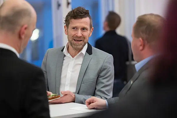 Personen unterhalten sich bei einer Veranstaltung