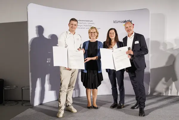 Christoph Zinganell (Sonnenbank), Klimaschutzministerin Leonore Gewessler, Lorena Skiljan, Peter Gönitz (Sonnenbank)