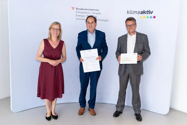 Im Bild: Klimaschutzministerin Leonore Gewessler, Johannes Geiger (GWS - Alpenländische Gesellschaft für Wohnungsbau und Siedlungswesen), Georg Plankensteiner (Neu und Plan-Architektur)