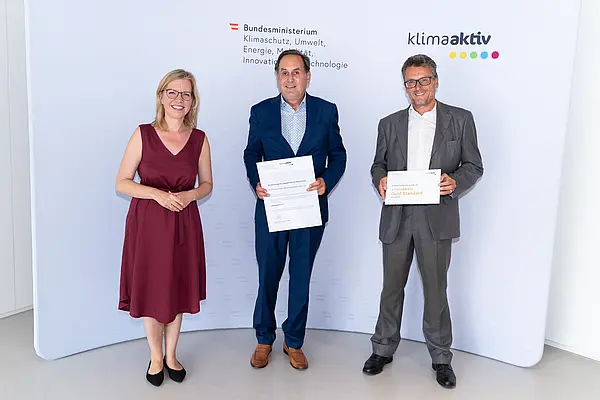 Im Bild: Klimaschutzministerin Leonore Gewessler, Johannes Geiger (GWS - Alpenländische Gesellschaft für Wohnungsbau und Siedlungswesen), Georg Plankensteiner (Neu und Plan-Architektur)