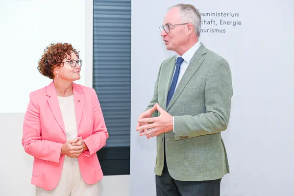 2 Personen auf einer Bühne vor einer Logowand klimaaktiv und BMWET