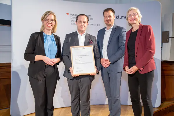 Im Bild: Klimaschutzministerin Leonore Gewessler, Robert Nagele, Stefan Pany und Tanja Dietrich-Hübner (REWE International AG)