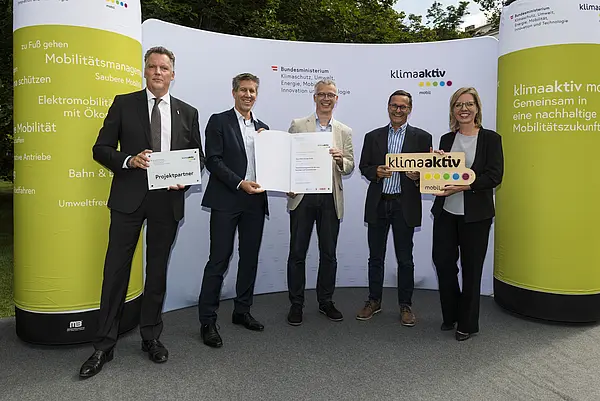 Die Sony DADC Europe GmbH wird für die Anschaffung von Hybrid-Pkws und Lade-Standsäulen am Standort sowie von Wallboxen im Wohngebäude von Mitarbeiterinnen und Mitarbeitern ausgezeichnet. Im Bild: Werner Gangl, Markus Friembichler und Georg Frenkenberger gemeinsam mit FBM Leonore Gewessler und Alexander Klacska, Obmann der Bundessparte Transport und Verkehr der Wirtschaftskammer Österreich.