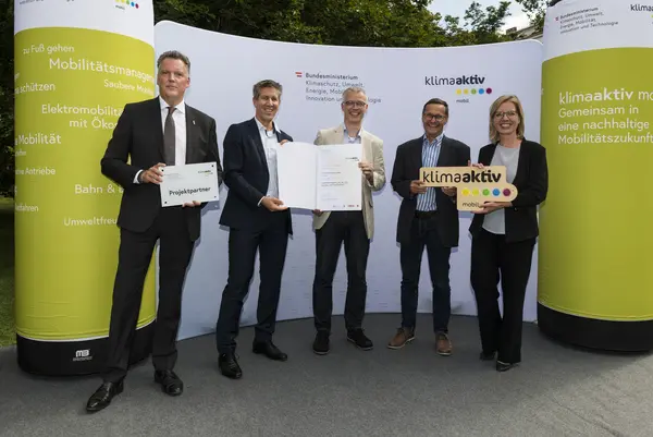 Die Sony DADC Europe GmbH wird für die Anschaffung von Hybrid-Pkws und Lade-Standsäulen am Standort sowie von Wallboxen im Wohngebäude von Mitarbeiterinnen und Mitarbeitern ausgezeichnet. Im Bild: Werner Gangl, Markus Friembichler und Georg Frenkenberger gemeinsam mit FBM Leonore Gewessler und Alexander Klacska, Obmann der Bundessparte Transport und Verkehr der Wirtschaftskammer Österreich.