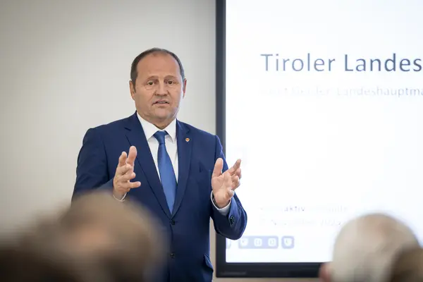 ein Mann spricht auf einer Bühne