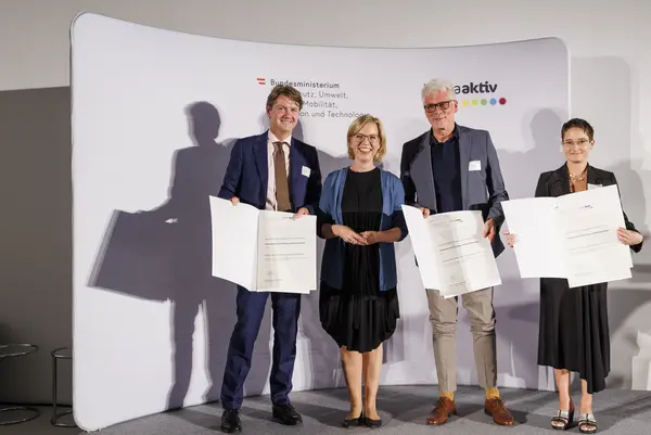 Gerald Fleischmann (PowerSolution Errichtung und Betrieb GmbH), Klimaschutzministerin Leonore Gewessler, Roland Kuras, Barbara Pogacar (PowerSolution Errichtung und Betrieb GmbH)