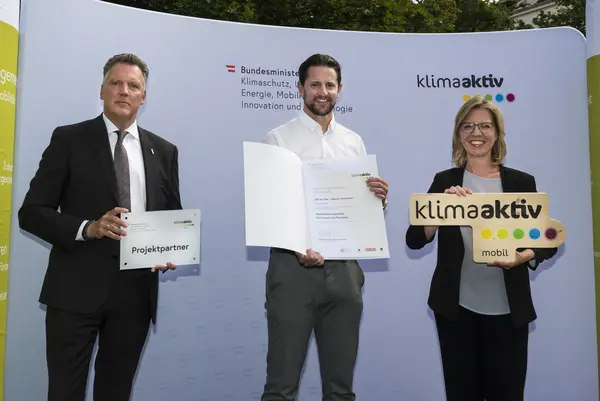 Zell am See – Kaprun Tourismus wird für die Errichtung von Mobility Points in Zell am See als multimodale Verkehrsdrehscheibe und die Integration von Sharing Angeboten ausgezeichnet. Im Bild: Stefan Pirnbacher gemeinsam mit FBM Leonore Gewessler und Alexander Klacska, Obmann der Bundessparte Transport und Verkehr der Wirtschaftskammer Österreich.