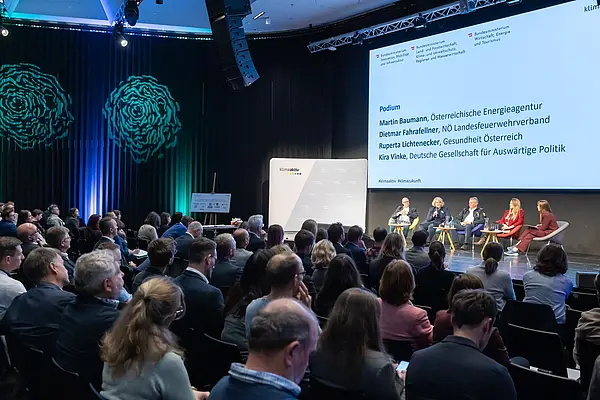 Personen auf einer Bühne bei einer Diskussionsrunde