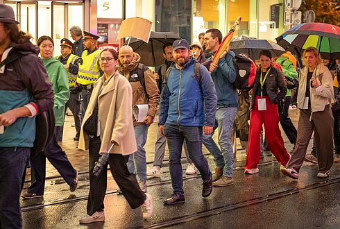 Menschen beim Nightwalk durch Graz
