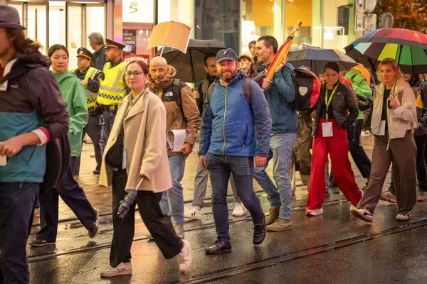 Menschen beim Nightwalk durch Graz