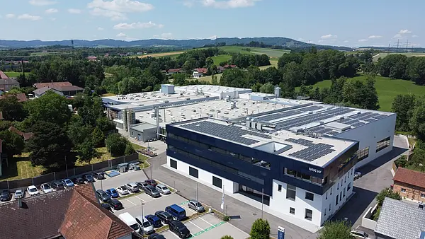Vogelperspektive auf das Bürogebäude der MKW Kunststofftechnik GmbH