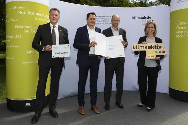 Die ARE Austrian Real Estate GmbH wird für die Errichtung von Fahrradabstellanlagen in einem Bundesgebäude inklusive ergänzender Einrichtungen, die das Pendeln mit dem Fahrrad attraktiver gestalten (Duschen, Garderoben etc), ausgezeichnet. Im Bild: Jochen Müller und Wilfired Erasim gemeinsam mit FBM Leonore Gewessler und Alexander Klacska, Obmann der Bundessparte Transport und Verkehr der Wirtschaftskammer Österreich.