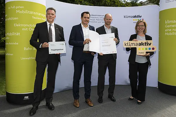 Die ARE Austrian Real Estate GmbH wird für die Errichtung von Fahrradabstellanlagen in einem Bundesgebäude inklusive ergänzender Einrichtungen, die das Pendeln mit dem Fahrrad attraktiver gestalten (Duschen, Garderoben etc), ausgezeichnet. Im Bild: Jochen Müller und Wilfired Erasim gemeinsam mit FBM Leonore Gewessler und Alexander Klacska, Obmann der Bundessparte Transport und Verkehr der Wirtschaftskammer Österreich.