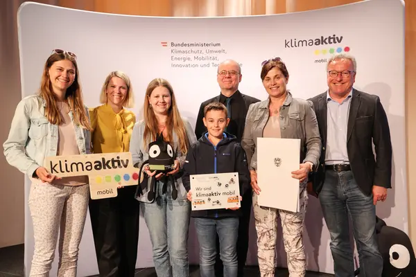 Sabine Pfleger-Mühlböck (Schulleitung), Michaela Mayr (Lehrerin/Klassenvorstand), Tobias, Sophie gemeinsam mit LH-Stv. Heinrich Schellhorn, Robert Thaler (BMK) und Postbus-Vorständin Silvia Kaupa-Götzl