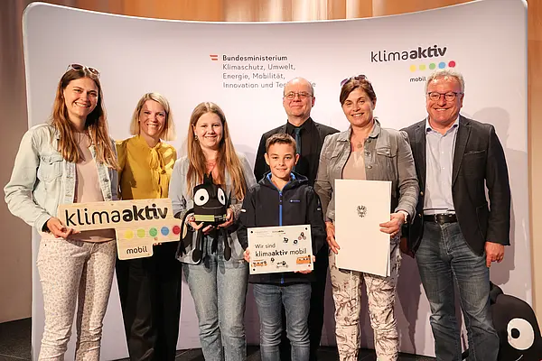 Sabine Pfleger-Mühlböck (Schulleitung), Michaela Mayr (Lehrerin/Klassenvorstand), Tobias, Sophie gemeinsam mit LH-Stv. Heinrich Schellhorn, Robert Thaler (BMK) und Postbus-Vorständin Silvia Kaupa-Götzl