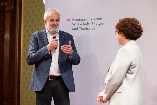 Menschen auf einer Bühne bei einer Veranstaltung