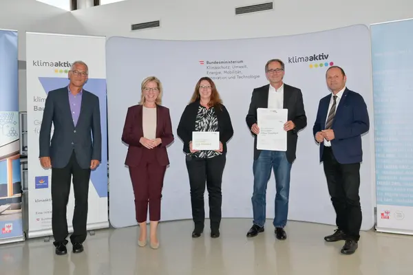 Im Bild: Klimaschutzministerin Leonore Gewessler, LHStv. Josef Geisler, Josef Burtscher (Energieinstitut Vorarlberg), DI Markus Lechleitner und Prok.in Alexandra Schalegg (beide Alpenländische Gemeinnützige WohnbauGmbH)