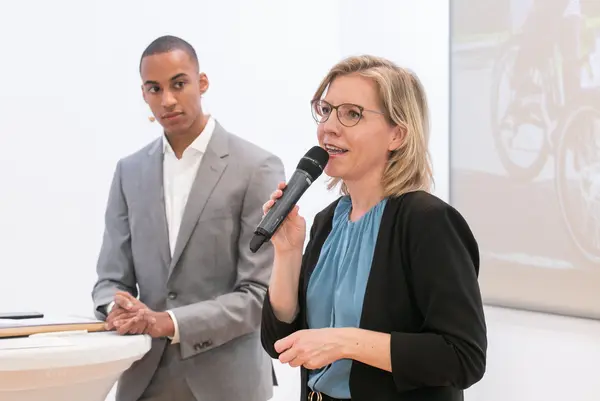 Im Bild: Stefan Lenglinger (Moderator) und Leonore Gewessler (Bundesministerin für Klimaschutz, Umwelt, Energie, Mobilität, Innovation und Technologie)