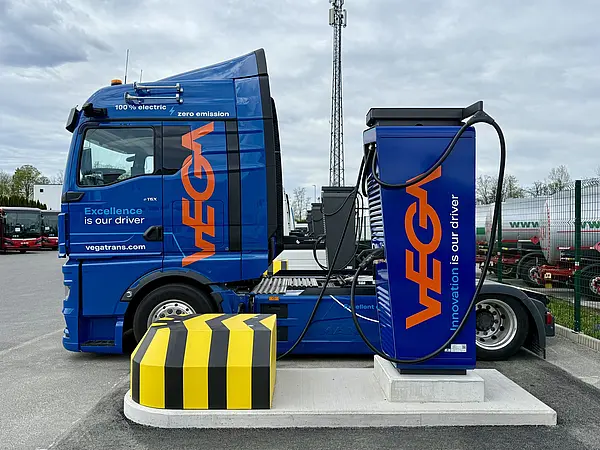 Blauer, elektrischer Sattelschlepper mit Aufschrift VEGA
