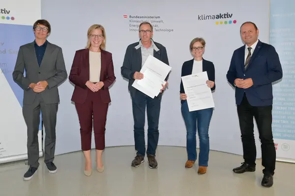 Im Bild: Klimaschutzministerin Leonore Gewessler, LHStv. Josef Geisler, DI Robert Taunmüller (Energie Tirol), Hannes Thaler, DI Christina Krimbacher