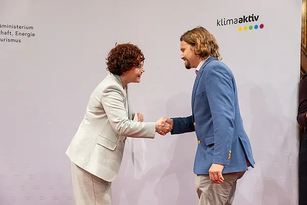 Menschen auf einer Bühne bei einer Veranstaltung