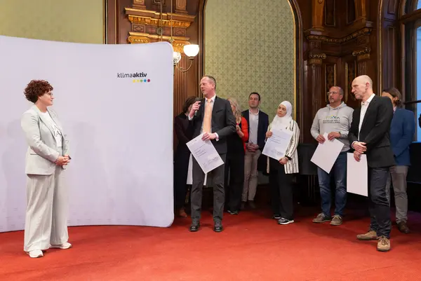 Menschen auf der Bühne bei einer Veranstaltung