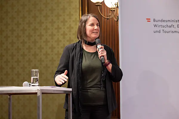 eine Moderatorin auf einer Bühne