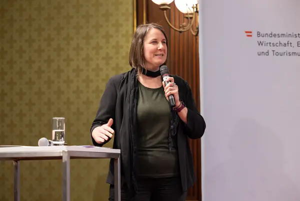 eine Moderatorin auf einer Bühne