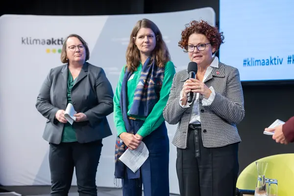 Personen auf einer Bühne